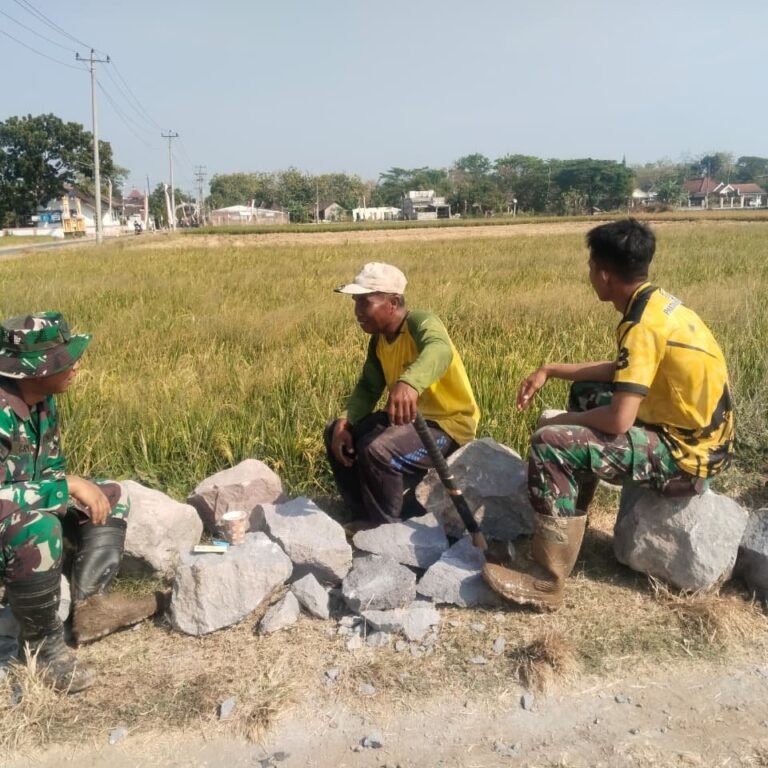 Keakraban Tanpa Panggung: Warga dan Prajurit Berbincang di TMMD Parangjoro