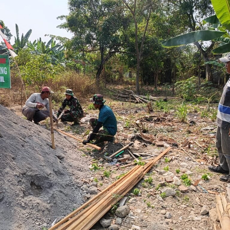 Warga Dusun Singkil Ikut Serta Dalam Pembangunan Pos Kamling Bersama TMMD Kodim 0726