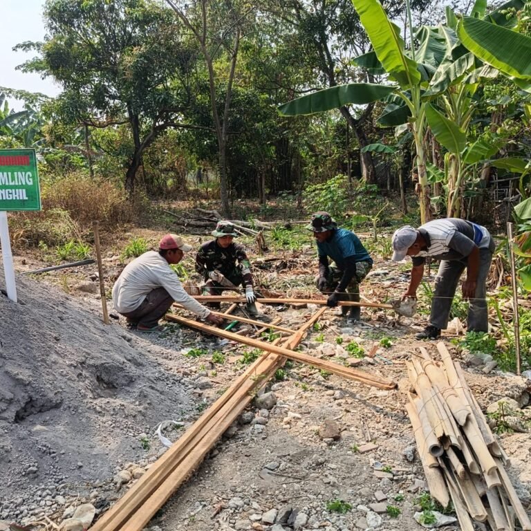 Prajurit dan Warga Gotong Royong Bangun Pos Kamling di Parangjoro Sukoharjo