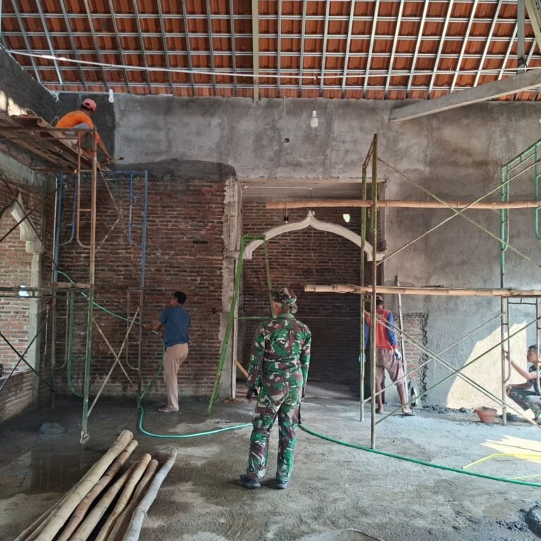 Gotong Royong TMMD: Plesteran Masjid Al Mubaroq Makin Jelas Wajahnya di Desa Parangjoro