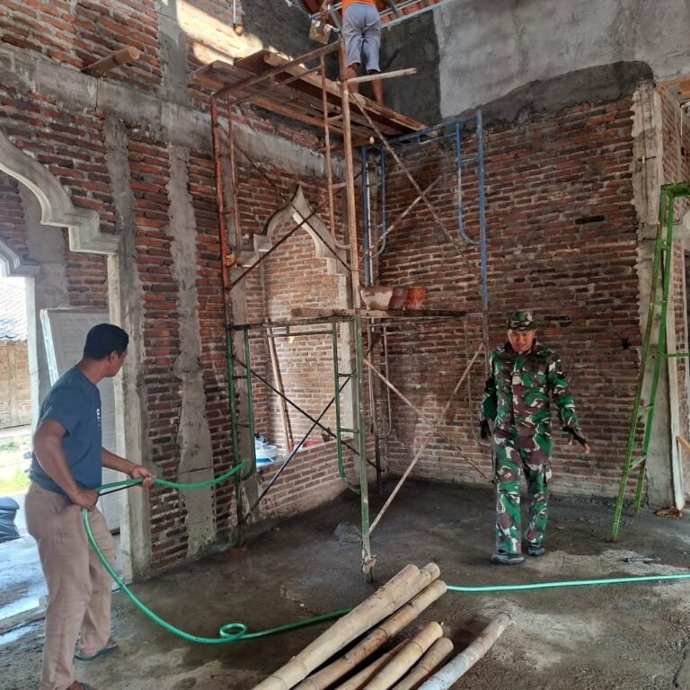 Warga dan TNI Bergotong Royong Selesaikan Plesteran Masjid Al Mubaroq