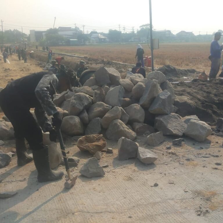 Kodim 0726/Sukoharjo Bangun Talud Berlapis di Dukuh Jebagan untuk Cegah Erosi