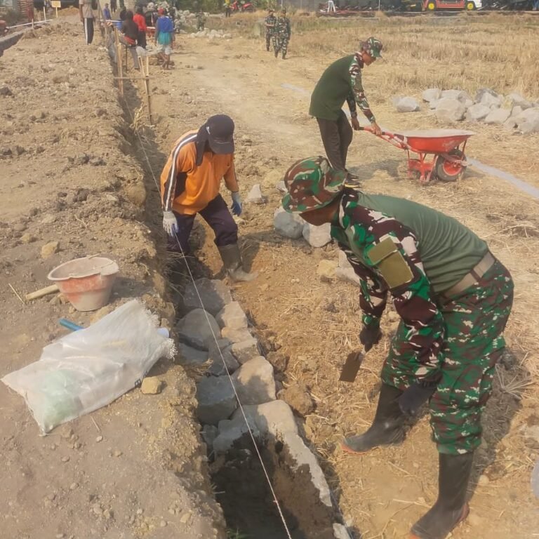 TMMD 129 Kodim 0726 Kerjakan Talud dan Saluran Air di Dukuh Jebagan Sukoharjo