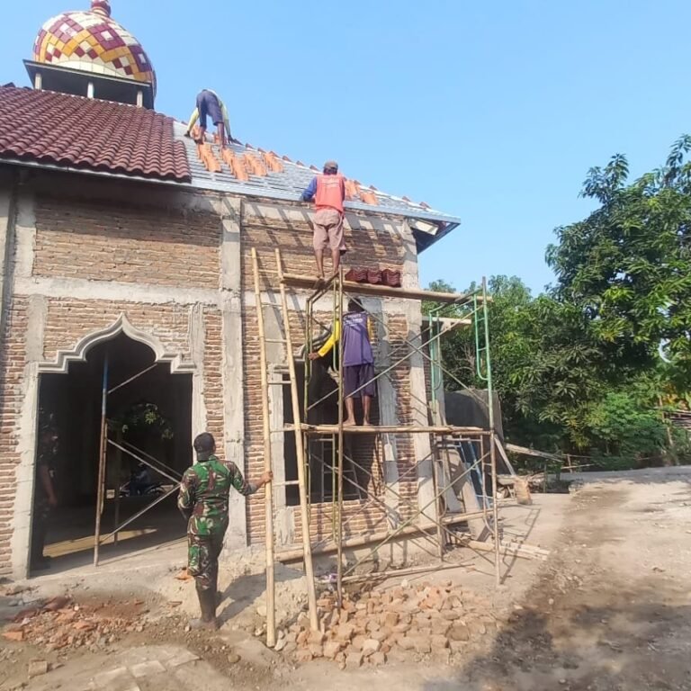 Satgas TMMD dan Warga Parangjoro Bersama Renovasi Masjid Al Mubaroq di Sukoharjo
