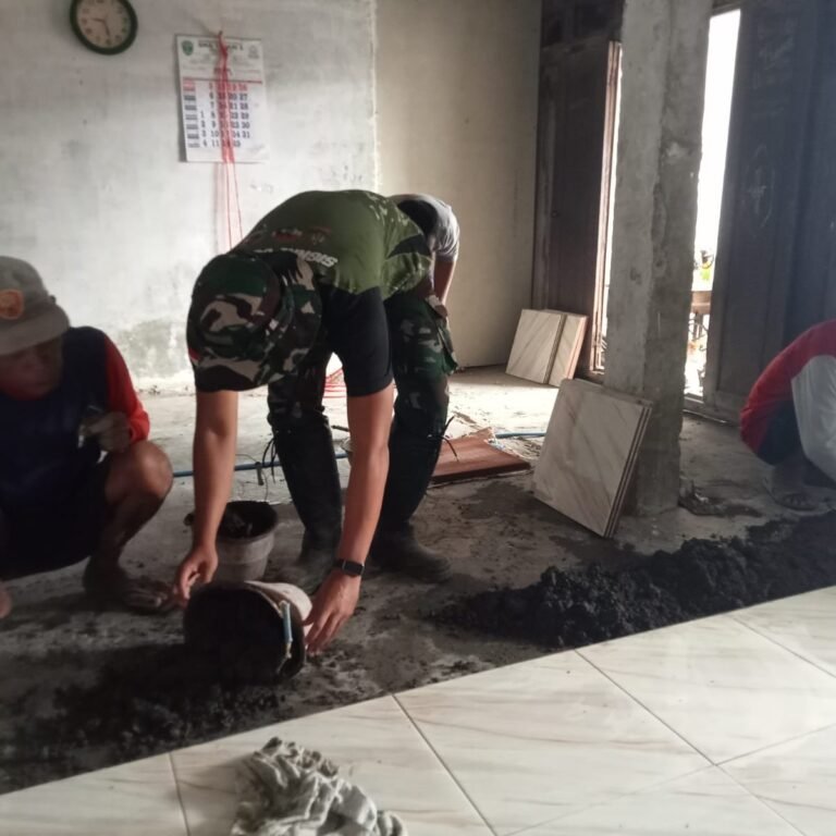 Warga Bergotong Royong Saat Renovasi Rumah Subani dalam TMMD Reguler