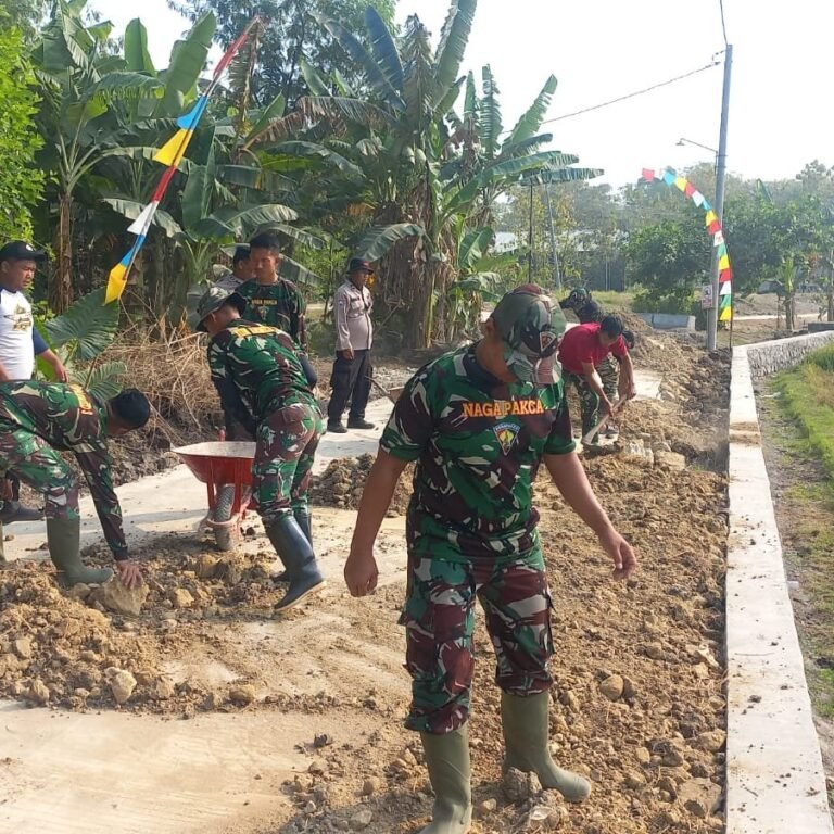 Warga dan Satgas TMMD Merapikan Timbunan Tanah di Parangjoro untuk Perkuat Jalan