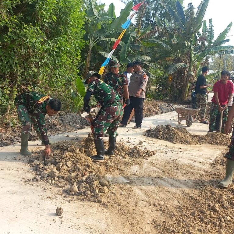 Satgas TMMD dan Warga Parangjoro Ratakan Tanah Jalan Desa, Ini Manfaatnya