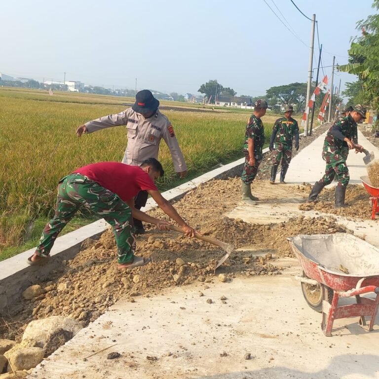 Satgas TMMD dan Warga Rapikan Tanah Jalan di Parangjoro untuk Antisipasi Kerusakan