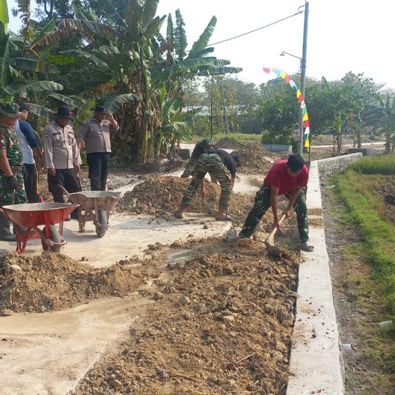 Perataan Tanah Jalan di Parangjoro Dilakukan Warga Bersama Satgas TMMD