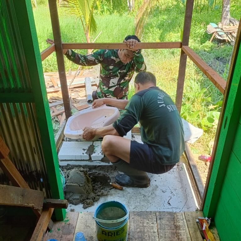 Gotong Royong Rakit Pipa dan Atur Closet, Satgas TMMD Perhatikan Ketelitian
