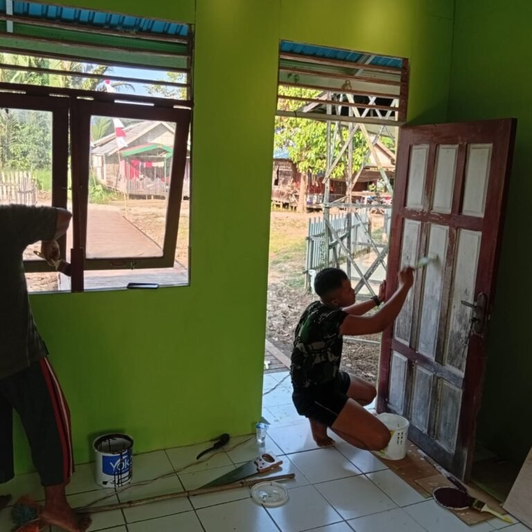 Pelda M. Fadli Pimpin Pengecatan Bukaan TPA, Rehabilitasi TMMD di Tamban Menyentuh Finish
