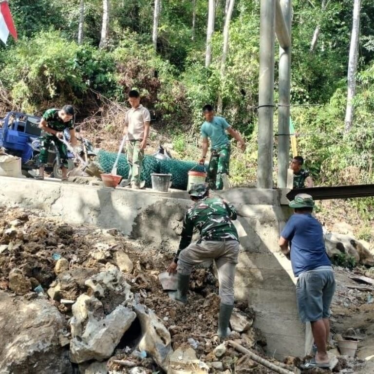 Plester Pondasi Digenjot, Warga Pattuku Dekati Akses Baru