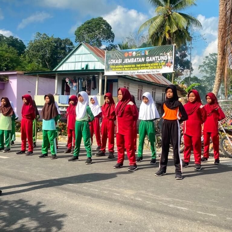 Anak Sekolah di Sibulue Berlatih PBB Ditemani Koptu Agus Nawang Jelang 17 Agustus