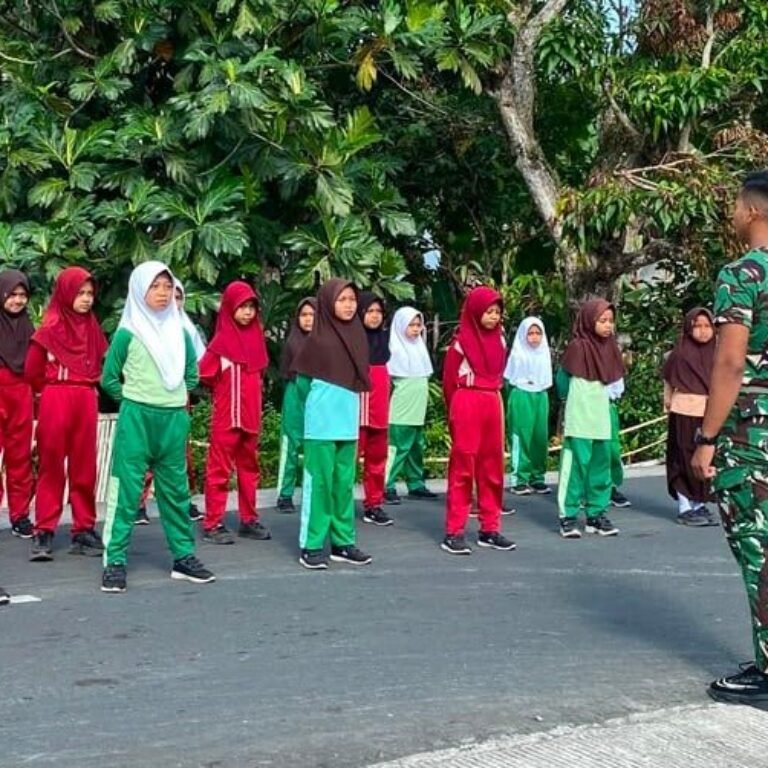 Arahan Koptu Agus Nawang Bikin Siswa Sibulue Rapi Berbaris untuk HUT RI