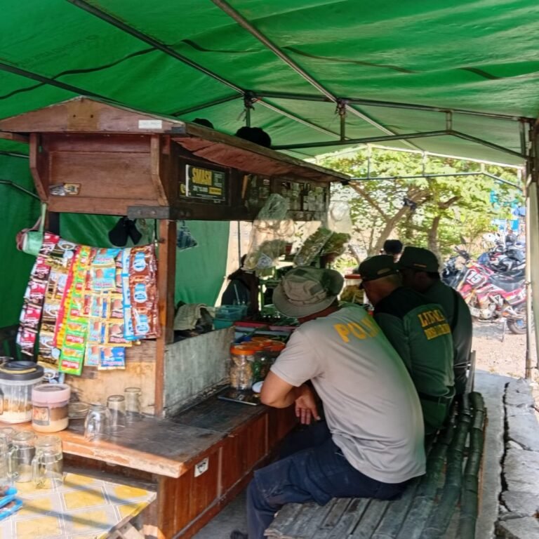 Suasana Kekeluargaan di Warung Parangjoro Saat TMMD: Teh, Gorengan, dan Dialog Ringan