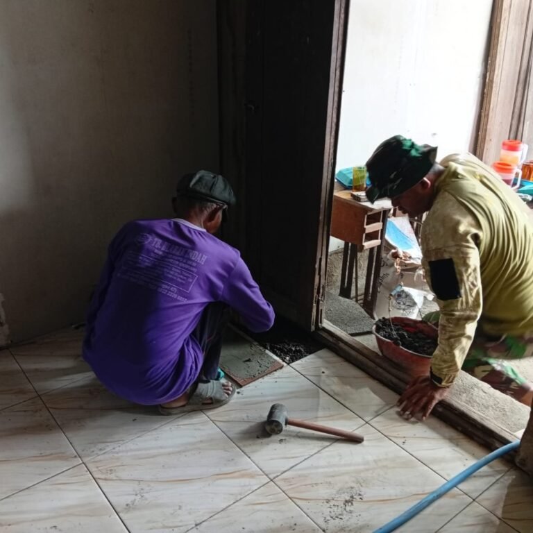 Gotong Royong Pasang Keramik Ubah Hidup Warga Parangjoro