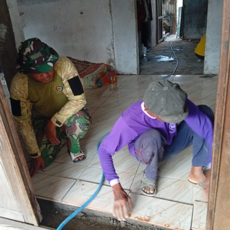Warga dan Aparat Bersinergi Pasang Keramik Rumah Subani di Parangjoro