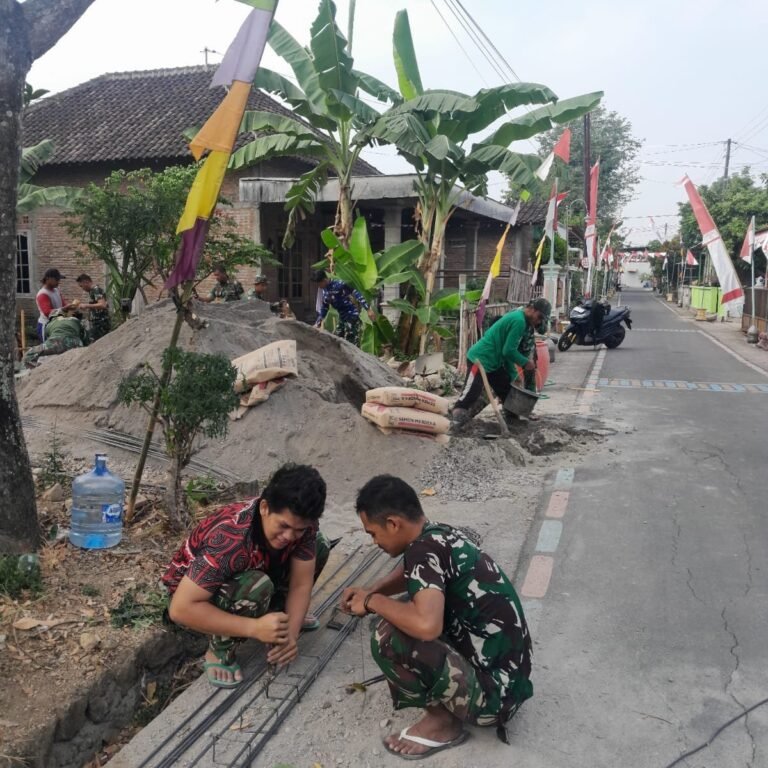 Dukuh Singkil Sukoharjo Hidup Saat Warga dan TNI Bangun Pos Kamling
