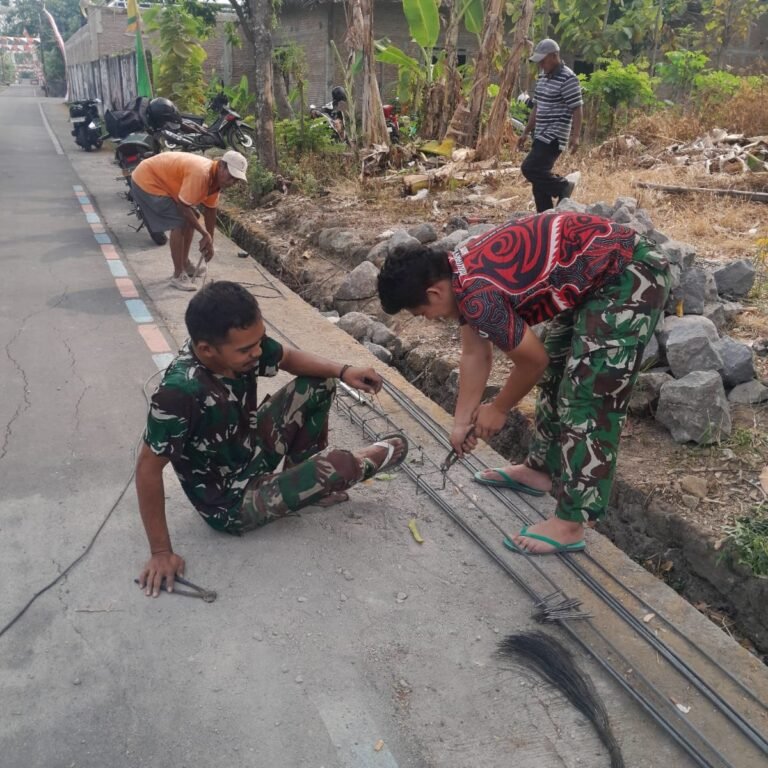 Gotong Royong Bangun Pos Kamling di Dukuh Singkil Pererat Ikatan Warga-TNI