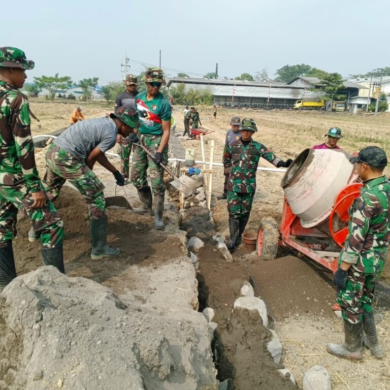 Warga dan Satgas TMMD Bangun Talud di Parangjoro untuk Redam Erosi