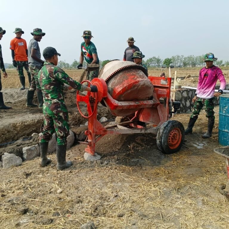 Desa Parangjoro Saksikan Pembangunan Talud di Bawah Terik Matahari