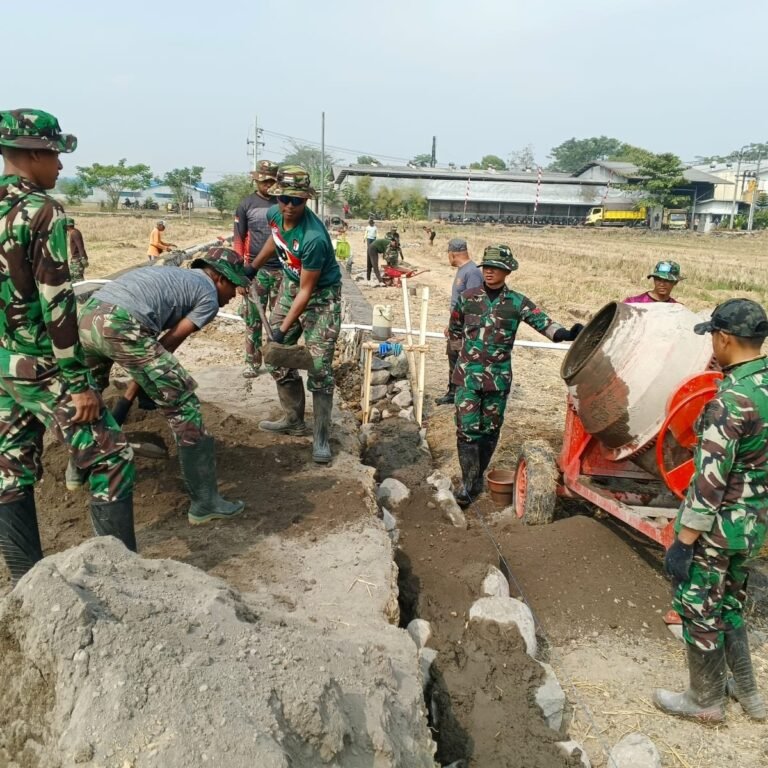 Desa Parangjoro Tanam Talud sebagai Modal Panen Masa Depan