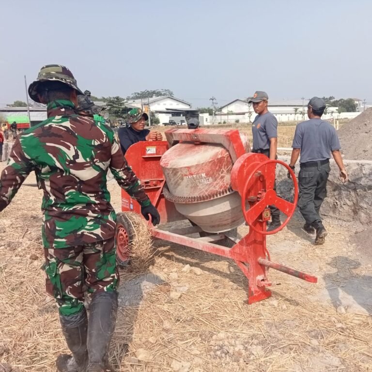 Pindah Molen, Warga Parangjoro dan Satgas TMMD Ke-129 Pertahankan Ritme Pengecoran Jalan