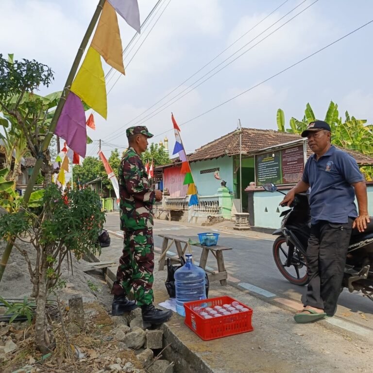Minuman Warga Jadi Penyemangat Prajurit saat Kerjakan Pos Siskamling Parangjoro