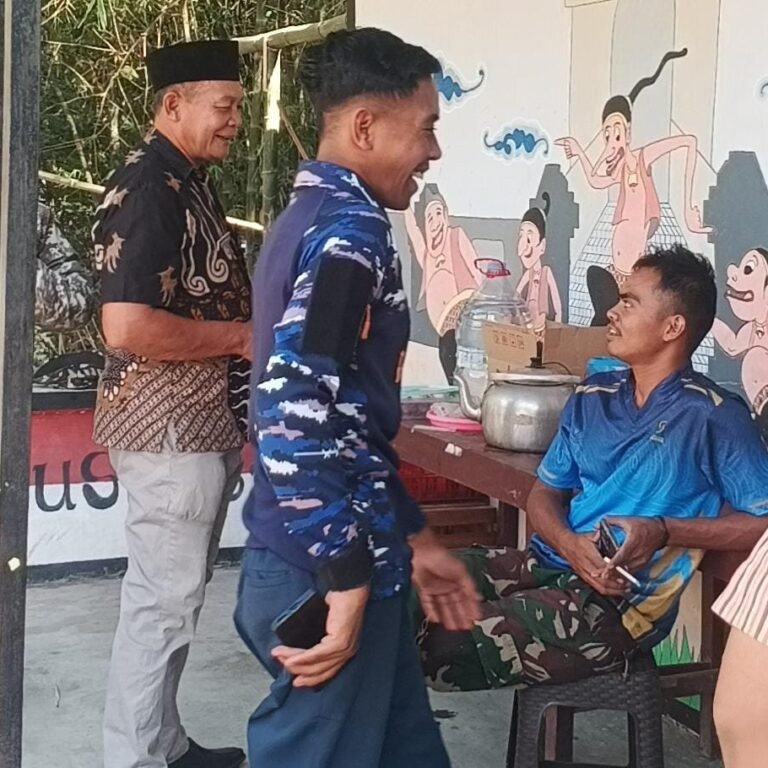 Di Teras Parangjoro, Obrolan Ringan Jadikan TNI dan Warga Lebih Dekat