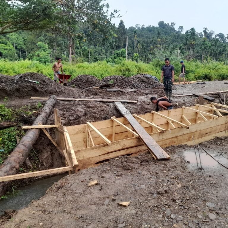 Warga Sarah Raya dan Satgas TMMD Bersama Saat Cor Beton Jembatan Titik 1