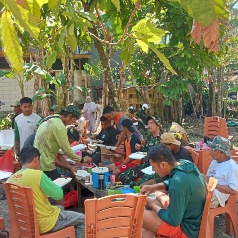 Tanpa Kursi Istimewa, Prajurit dan Warga Bone Makan Siang Bareng Saat Pembangunan Jembatan