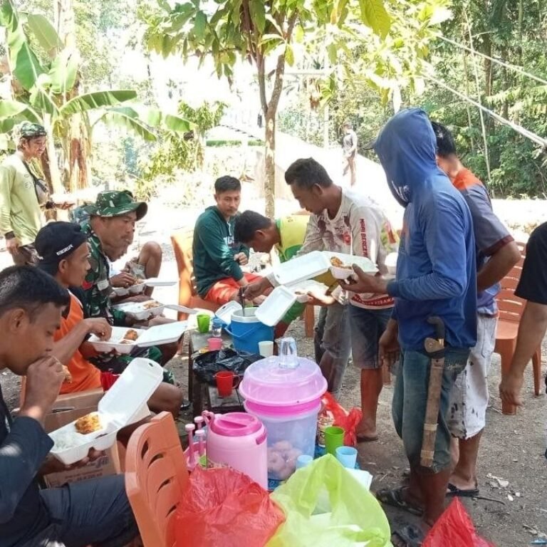 Makan Siang Bersama di Lokasi TMMD Bone Pererat Hubungan Satgas dan Masyarakat