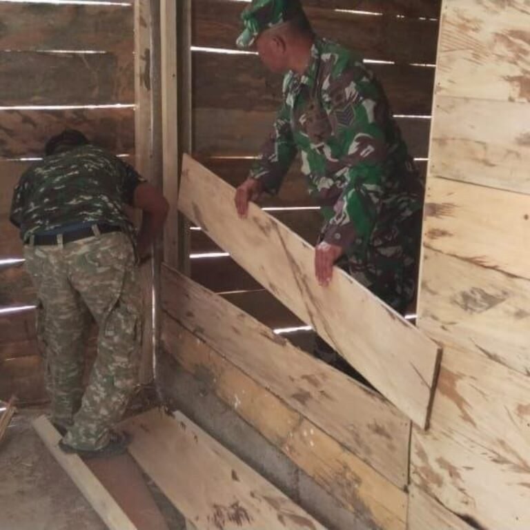 Rumah Demmang di Pattuku Masuki Tahap Sekat Interior oleh Satgas TMMD ke-129