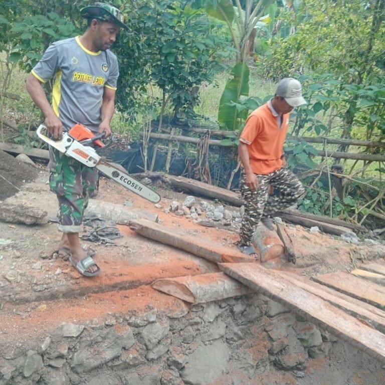 Perbaikan Jembatan Kayu di Pattuku: Warga dan Satgas TMMD Bekerja Bersama