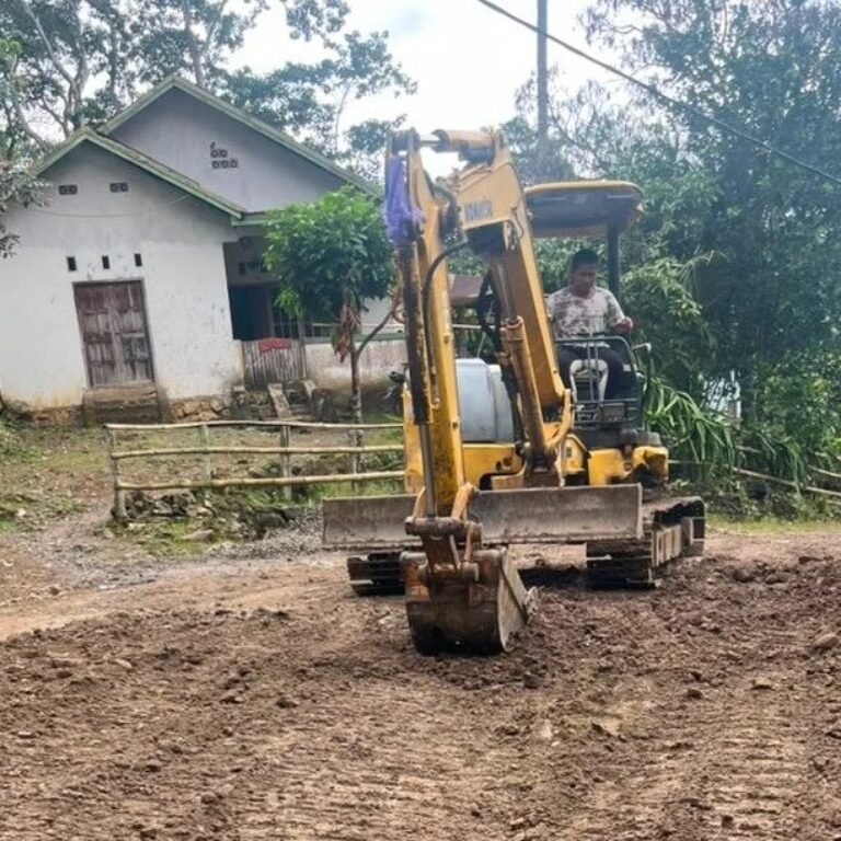 Warga Pattuku Yakin Akses Membaik Setelah Excavator Dikerahkan di Lokasi TMMD