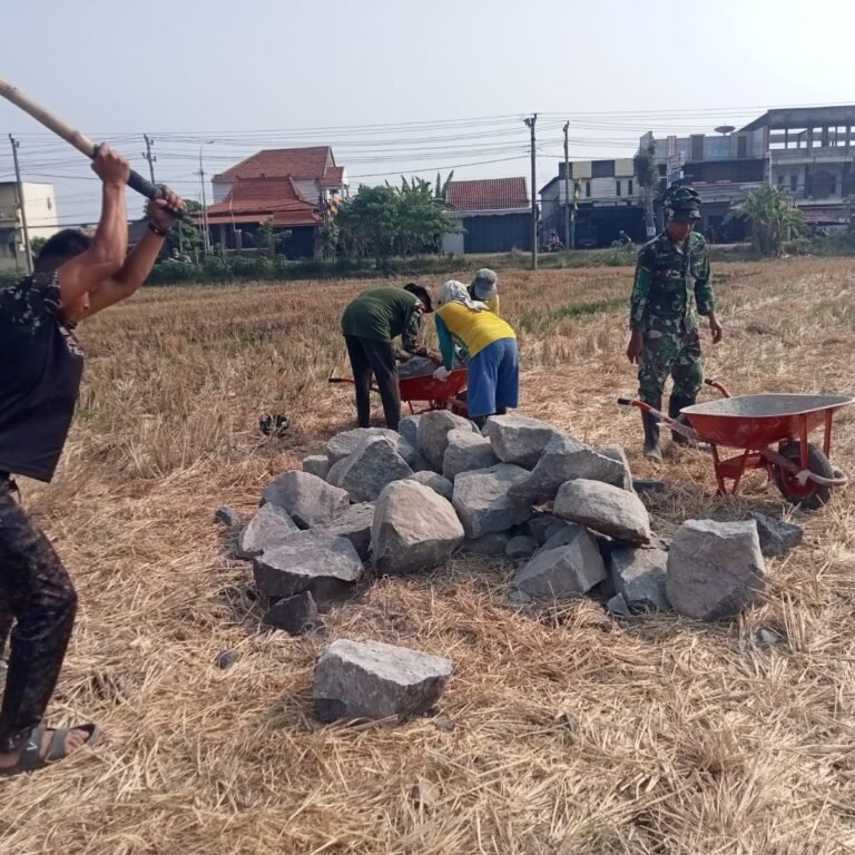 Kebersamaan Jadi Kunci Pembangunan di Parangjoro Saat TMMD ke-129