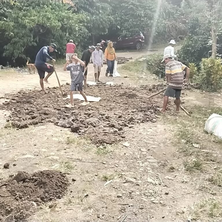 Warga Patukku Bergotong Royong Meratakan Timbunan Jalan TMMD