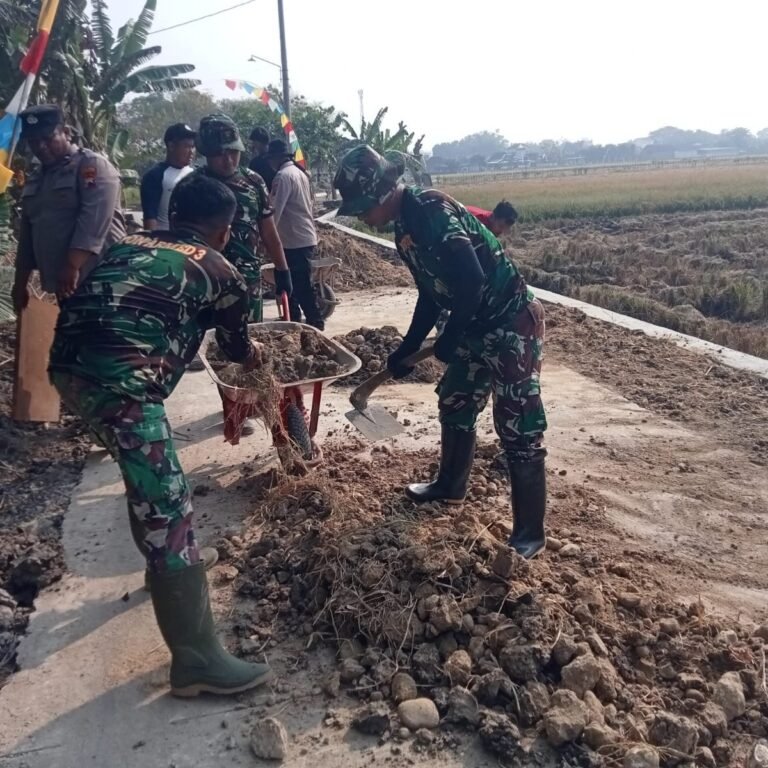 Prajurit dan Warga Parangjoro Rangkul Pekerjaan Berat hingga Cepat Rampung