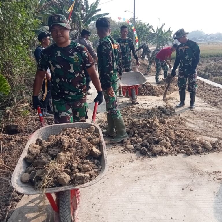 Panas Pagi Tak Mengendurkan Gotong Royong Warga Parangjoro dalam TMMD ke-129