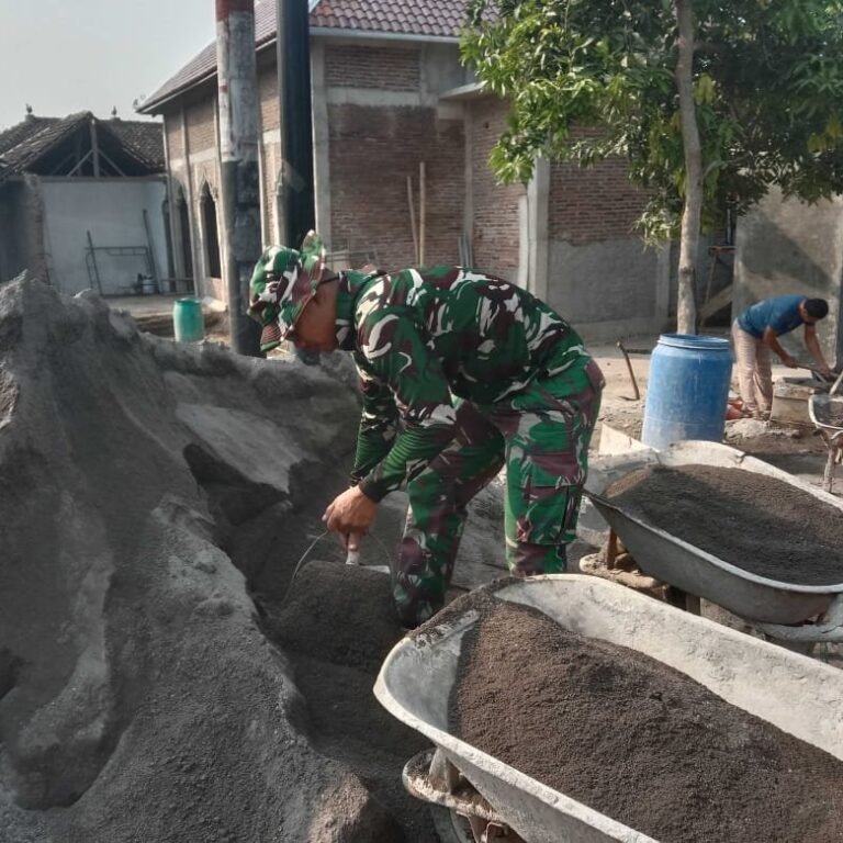 Di Parangjoro, Gerobak Pasir Menandai Kebersamaan Warga dan Prajurit TMMD