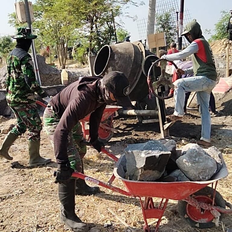 Warga dan Satgas TMMD Bangun Talud di Parangjoro untuk Amankan Lahan Pertanian