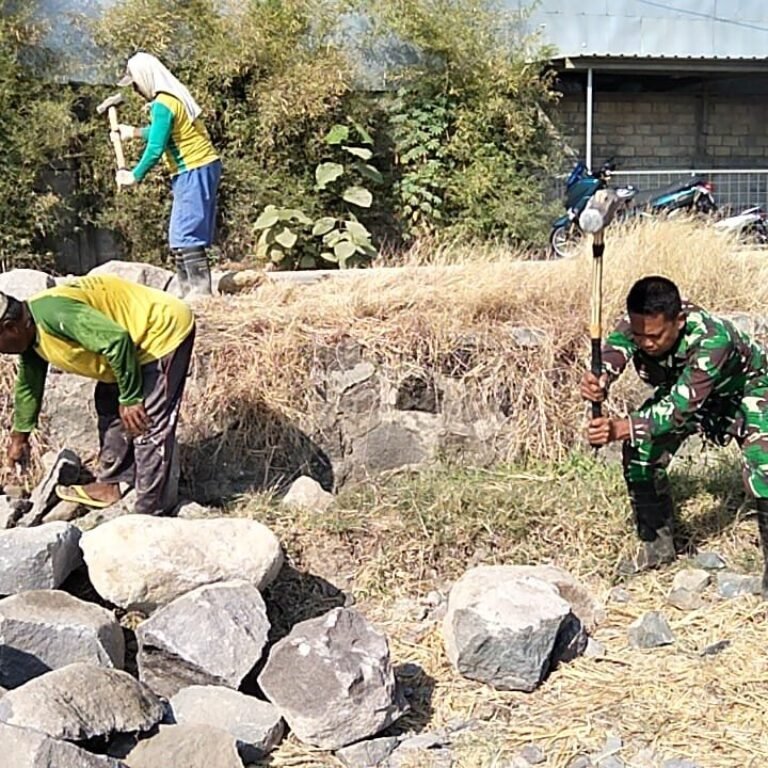 Talud Persawahan Parangjoro Dibuat Bergotong Royong oleh Satgas TMMD dan Warga
