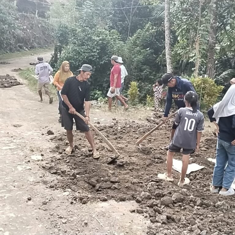 Partisipasi Warga Patukku Dorong Perbaikan Jalan Desa