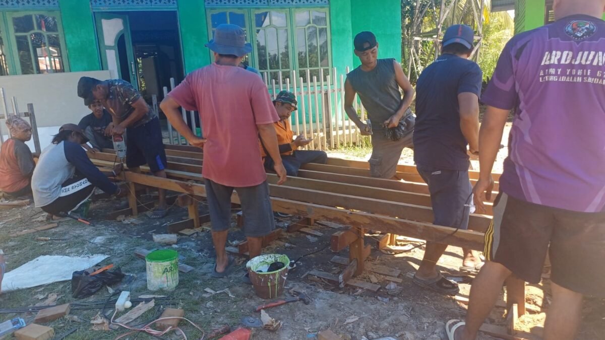 Balok Kayu Ulin Disusun Bersama, Titian Baru untuk Hubungkan TPA dan Mushala Tamban Bangun