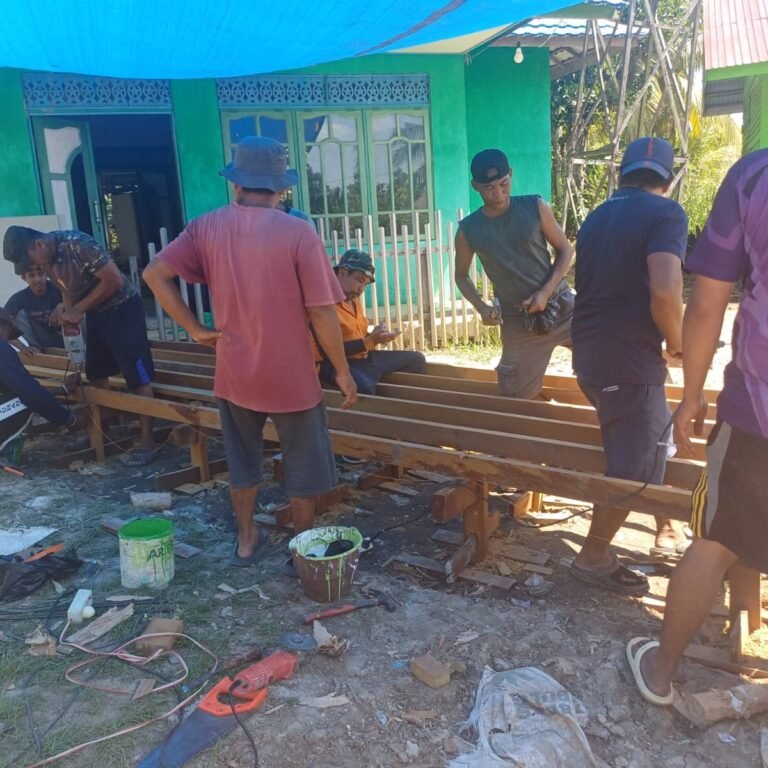 Balok Kayu Ulin Disusun Bersama, Titian Baru untuk Hubungkan TPA dan Mushala Tamban Bangun