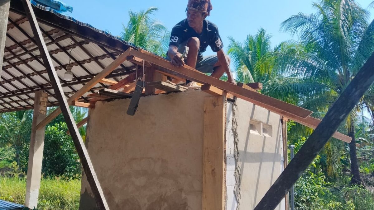 Setengah Pekerjaan Atap dan Closet MCK di Tamban Bangun Selesai, Satgas TMMD Jaga Mutu