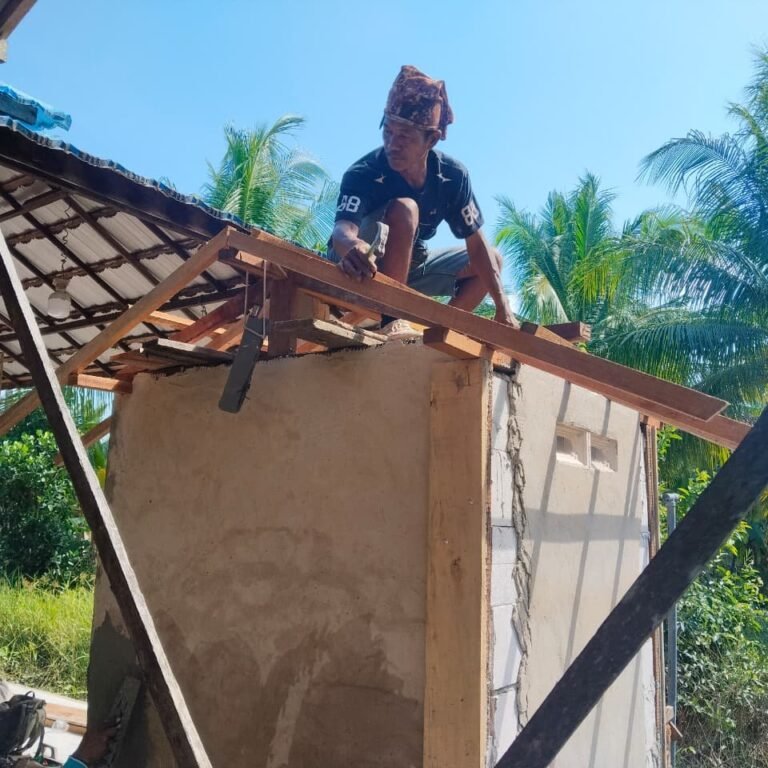 Setengah Pekerjaan Atap dan Closet MCK di Tamban Bangun Selesai, Satgas TMMD Jaga Mutu