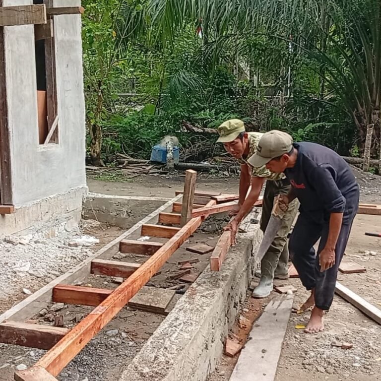 Pemasangan Atap Teras Tandai Kemajuan Rehabilitasi Rumah Ibu Janiah di Aceh Jaya