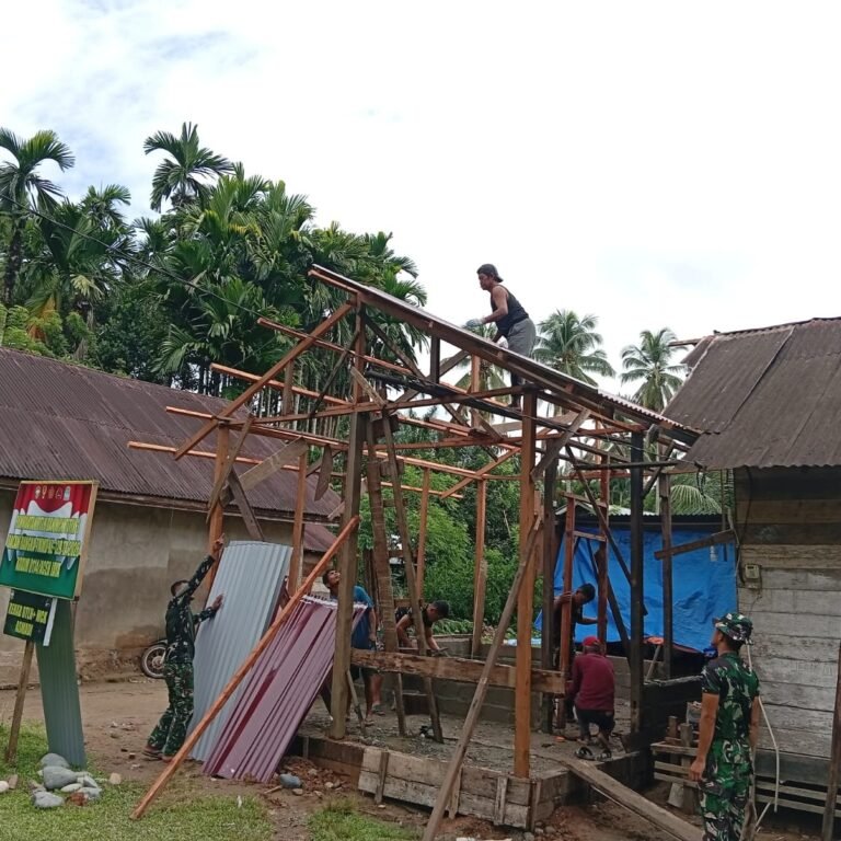 Pekerja Pasang Atap Seng di Rumah Asmadi, Langkah Signifikan Rehabilitasi RTLH