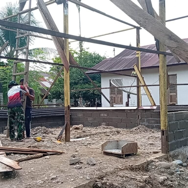 Atap Rumah T.M. Nur Mulai Terbentuk, Perbaikan RTLH di Sarah Raya Masuki Tahap Penentu